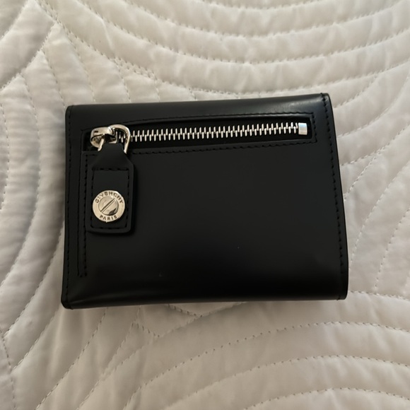 REAL GIVENCHY BLACKK LEATHER WALLET - Picture 4 of 4
